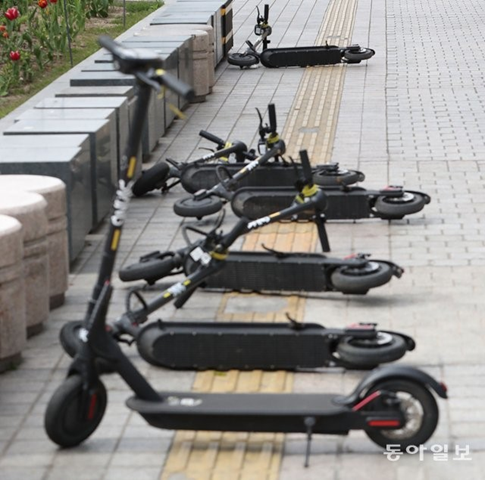 점자블록을 막고 있는 전동 킥보드