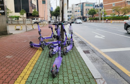 인도 위 전동 킥보드 주차 사례